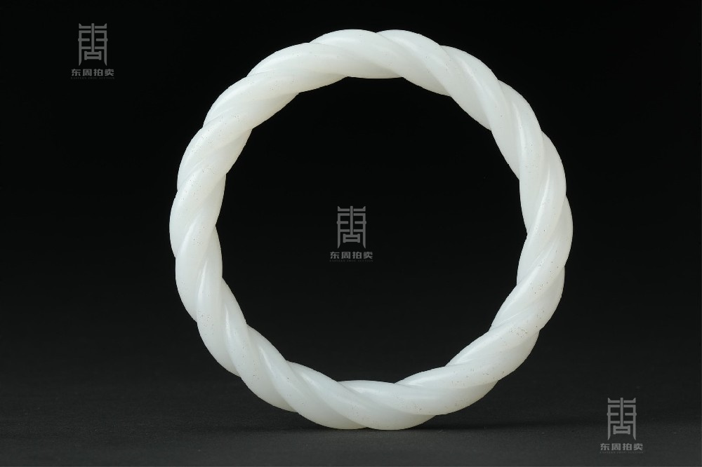 246 清 羊脂白玉绞丝纹镯
